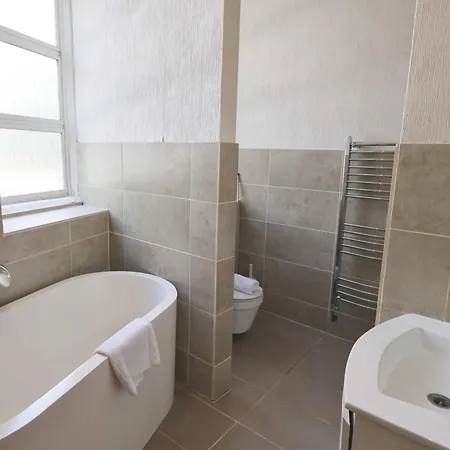 Two Bedroom Ground Floor Flat In Clifton Village