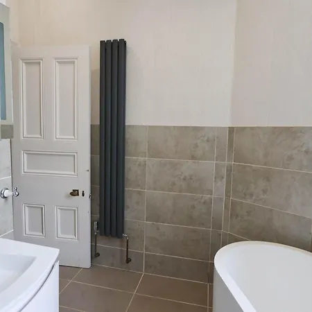 Two Bedroom Ground Floor Flat In Clifton Village * 브리스틀