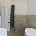 Two Bedroom Ground Floor Flat In Clifton Village * بريستول