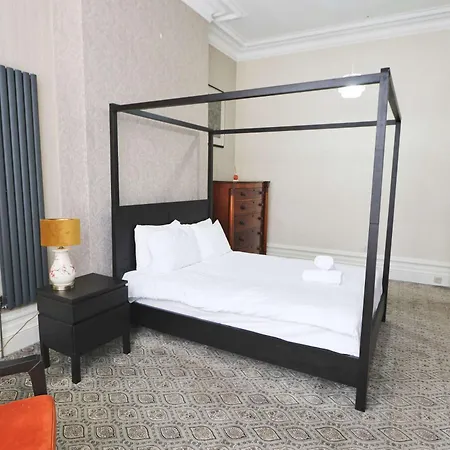 Two Bedroom Ground Floor Flat In Clifton Village Bristol