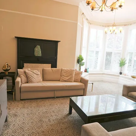 Two Bedroom Ground Floor Flat In Clifton Village *